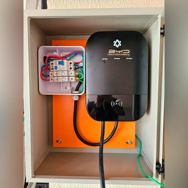 Quadro elétrico com dispositivo de monitoramento de consumo instalado