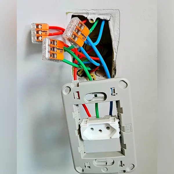 Ponto de tomada com fiação conectada por conectores próprios, sem emenda improvisada