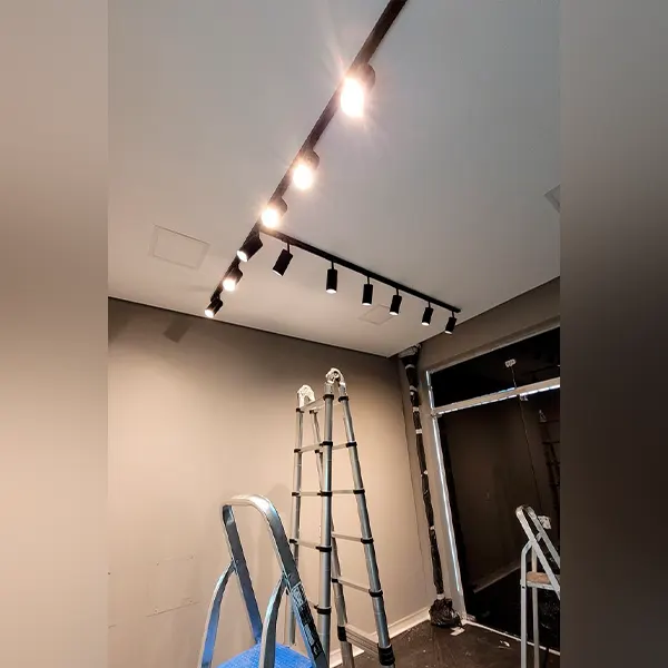 Instalação de trilho de iluminação em ambiente residencial