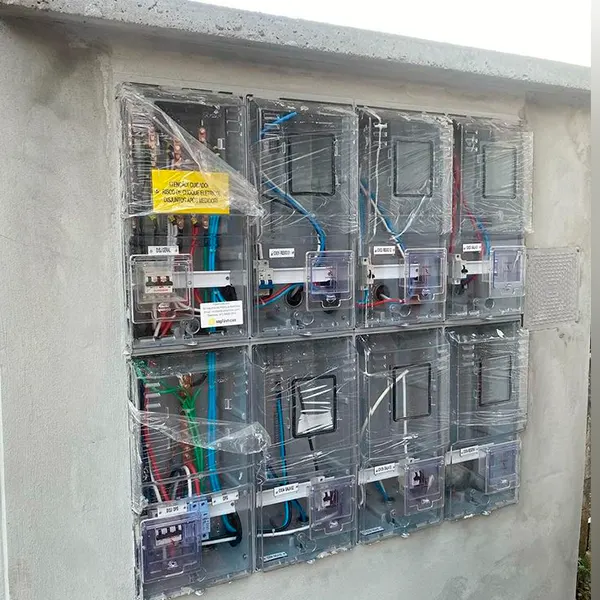 Conjunto de quadros de medição em instalação predial