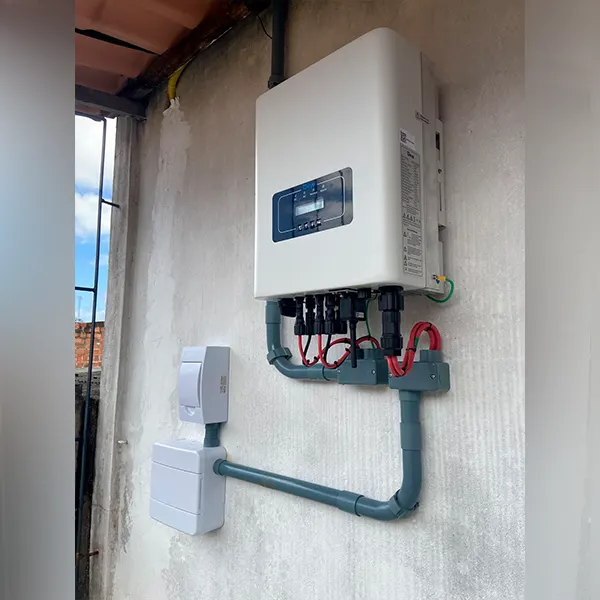Quadro externo com disjuntores e eletrodutos instalados em parede