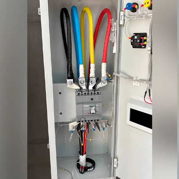Quadro de entrada com cabos de grande seção conectados e identificados por cor