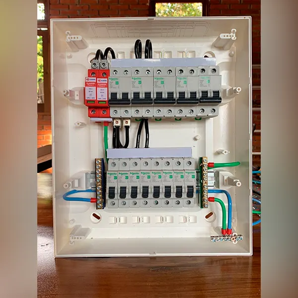Quadro de distribuição residencial com disjuntores, DPS e barramentos organizados