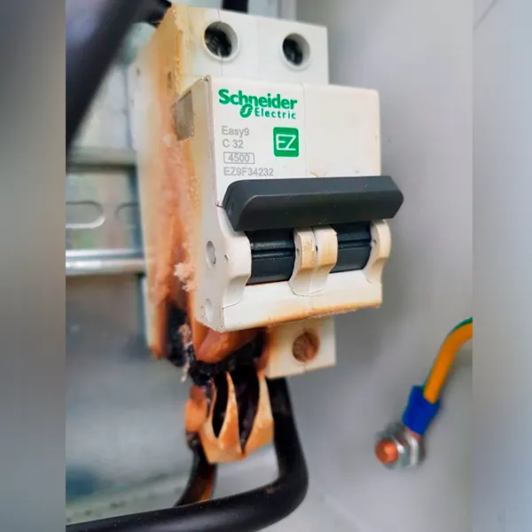 Disjuntor superaquecido, com a base derretida e cabos danificados