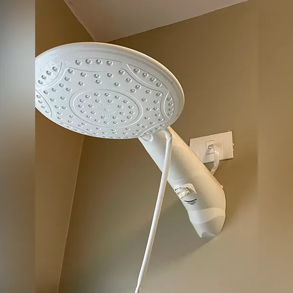Chuveiro elétrico instalado em banheiro residencial