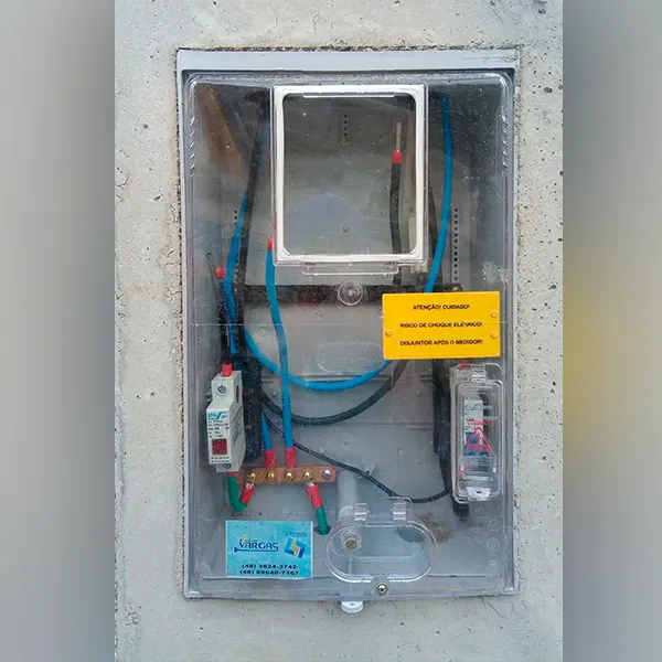 Caixa de padrão de entrada de energia com disjuntor e medidor instalados
