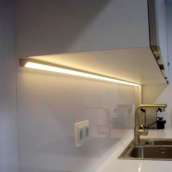 Iluminação em LED instalada sob armário de cozinha